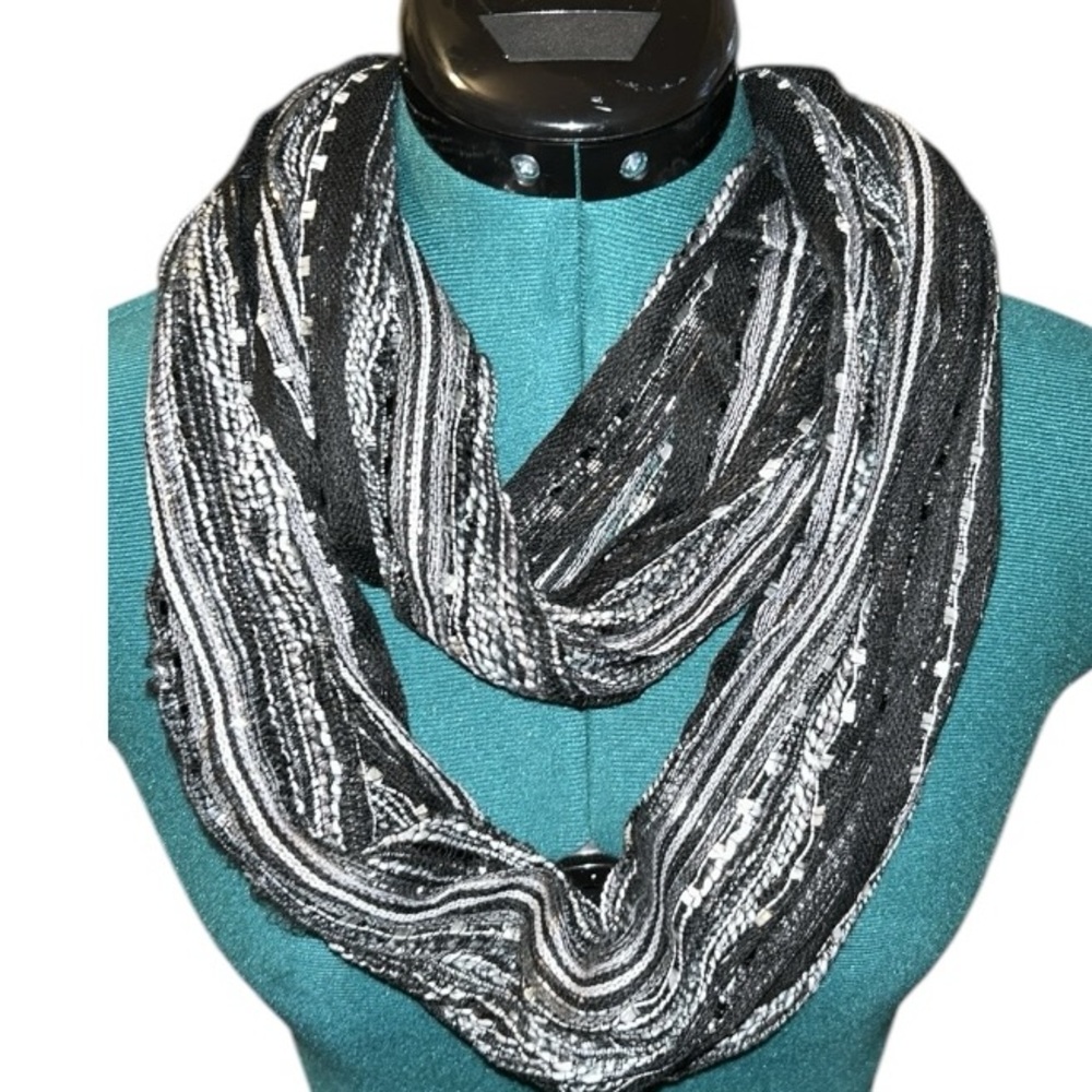 NWT Eternity Loop scarf, black/white, 100% polyester